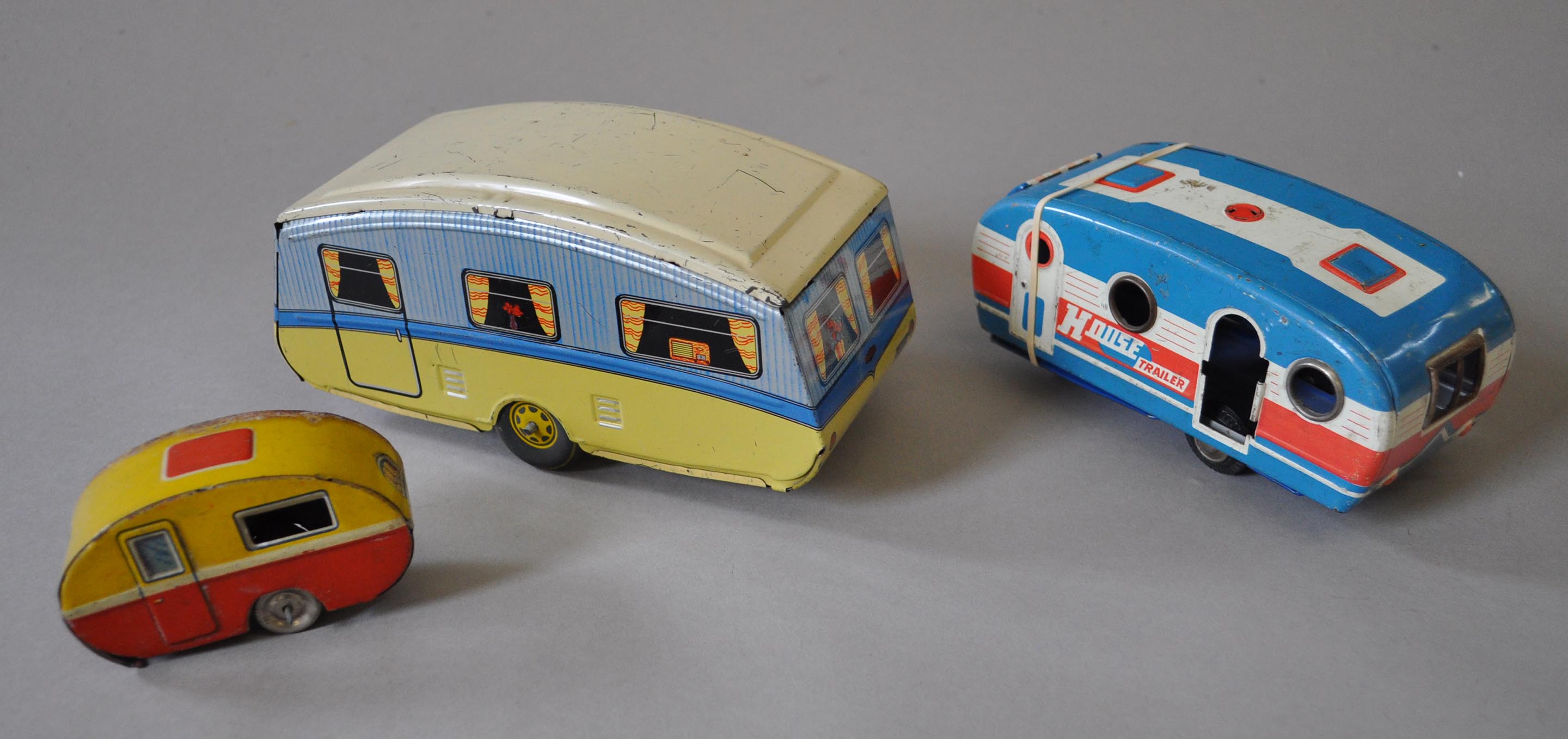 Mettoy (England) Tinplate Caravan: blue and yellow, with lithographed window and door detailing to