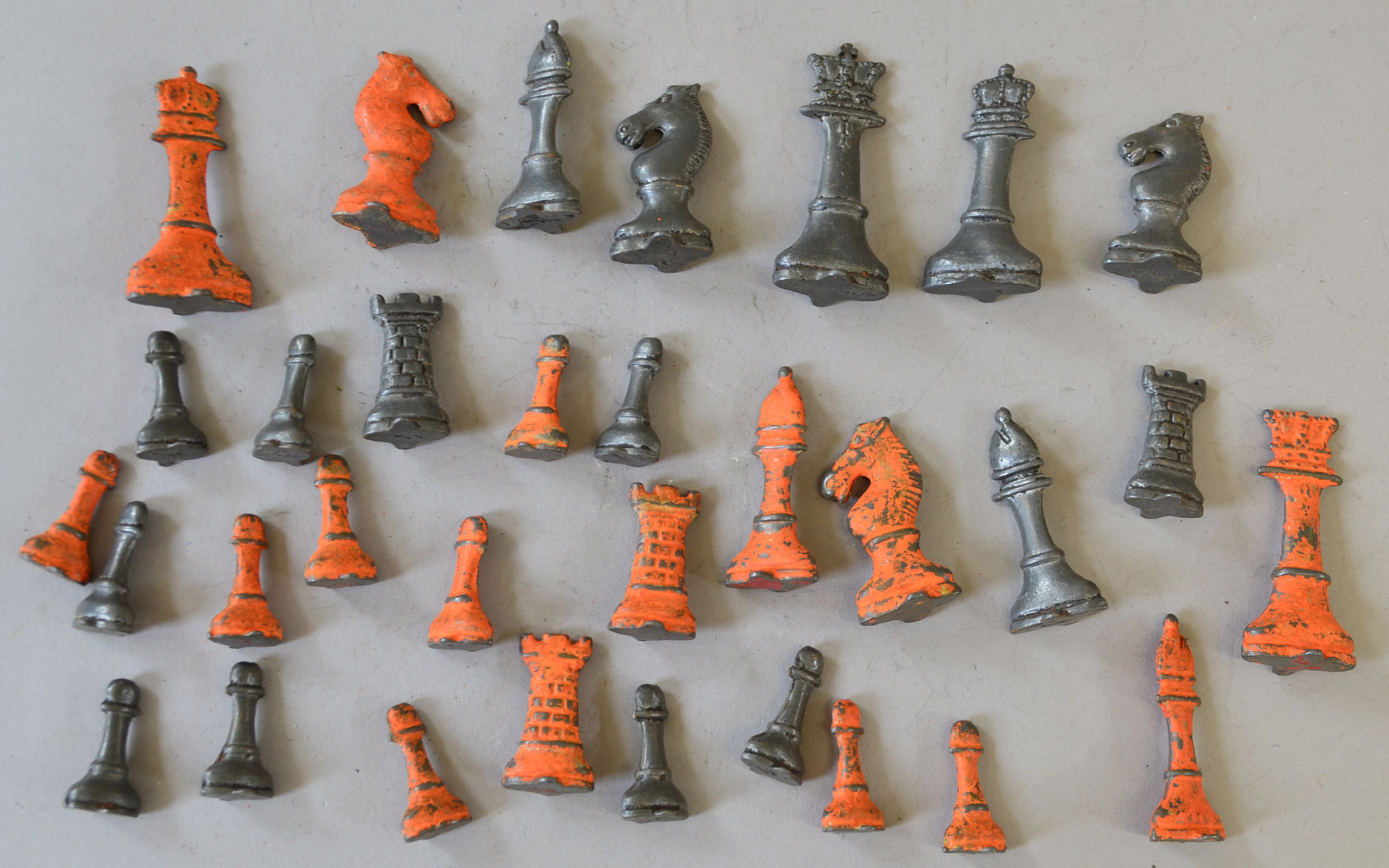 Britains lead chess set: 16 x red pieces; 16 x unpainted pieces. Bases marked `Made in England`.