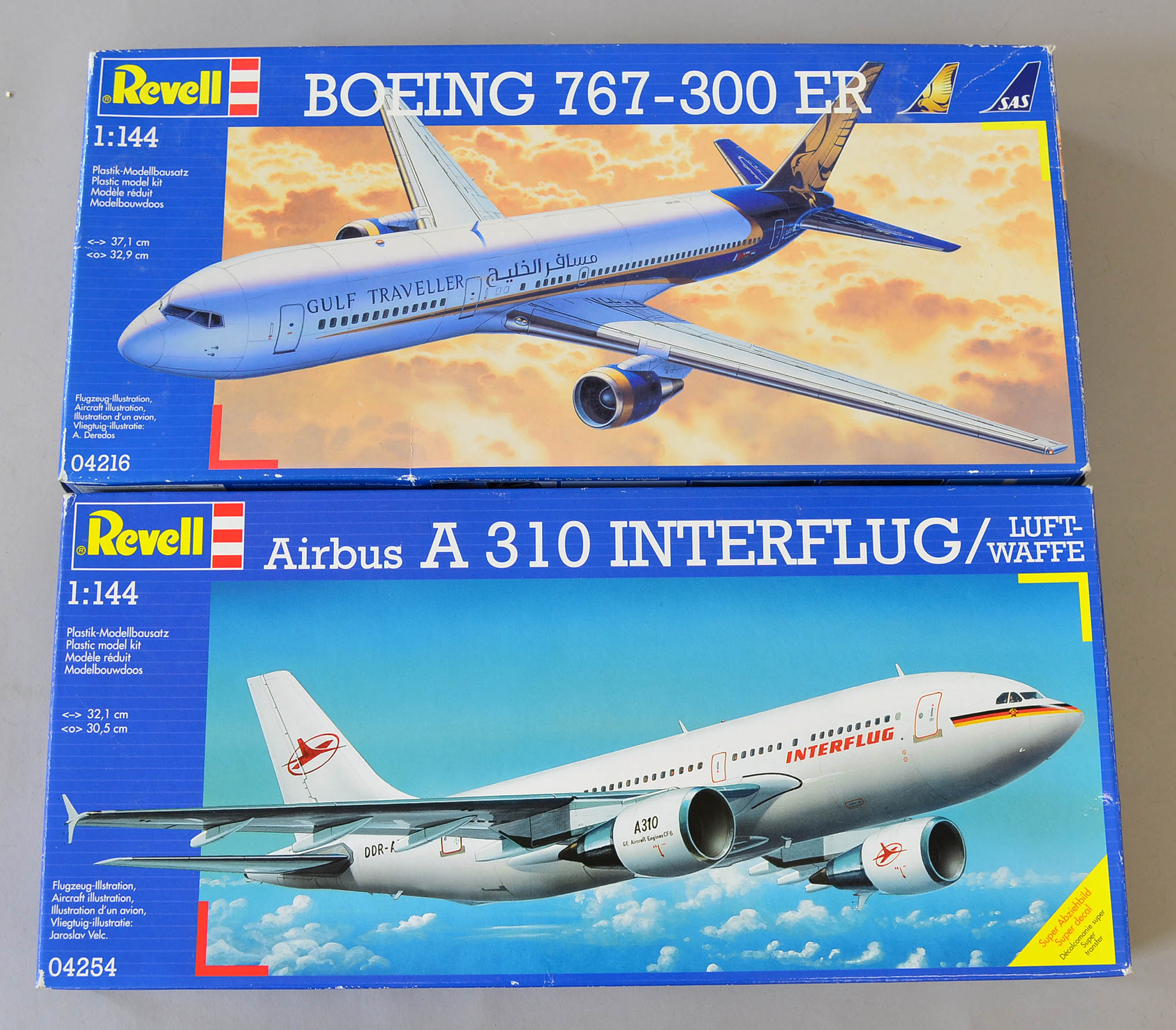 Two Revell plastic model kits: 04216 Boeing 767-300 ER; 04254 Airbus A 310 Interflug/Luftwaffe.