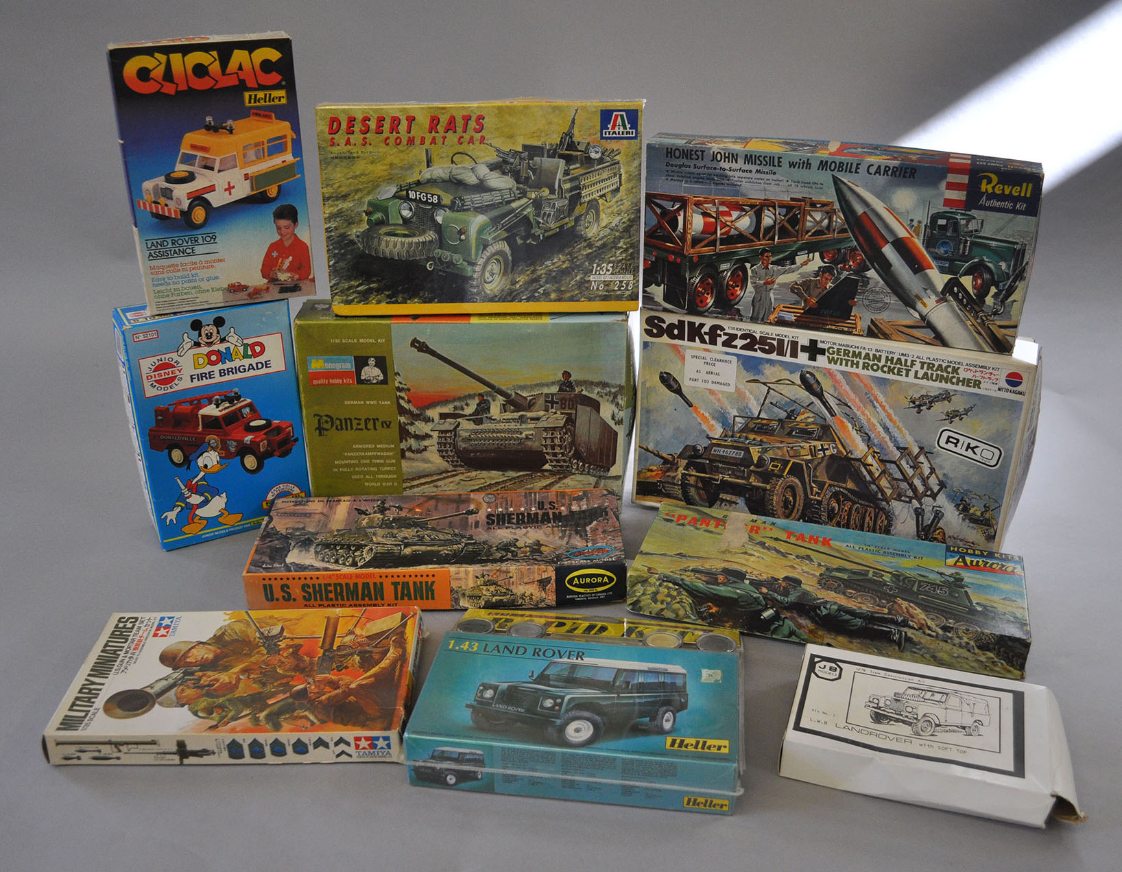 11 x assorted plastic model kits, includes Aurora, Heller and similar. Boxed, unstarted and appear