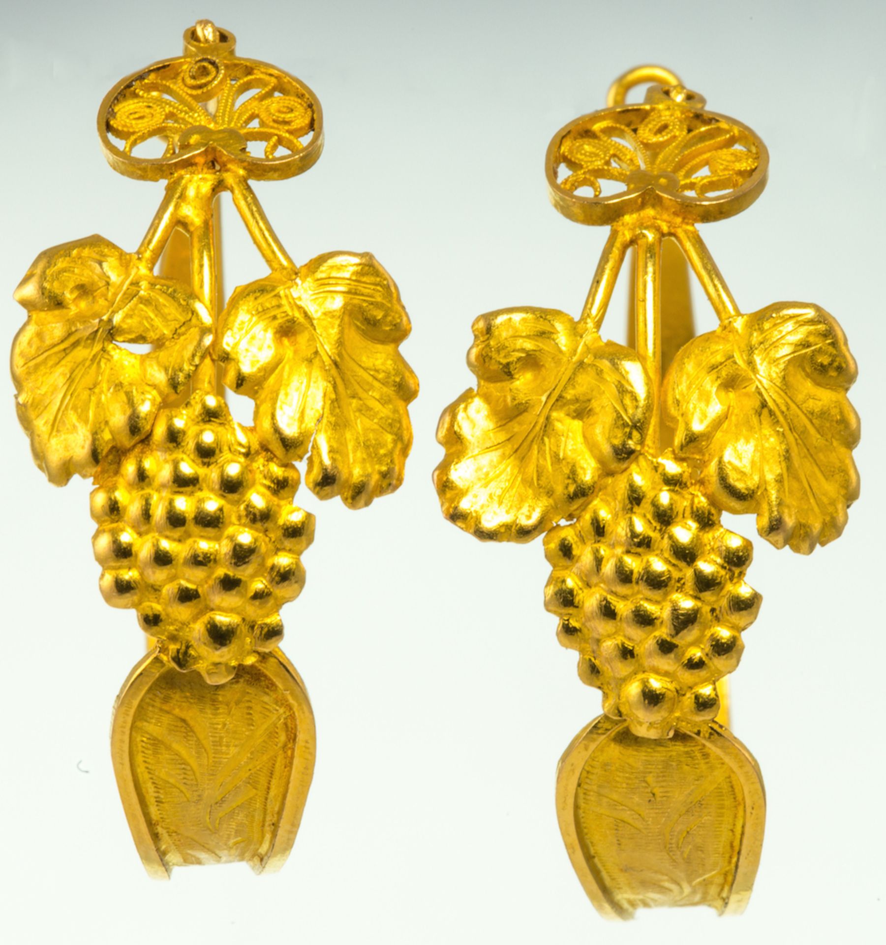 ALEXANDER MAGNUS LUNDSTROM (1803-1850)  - 18ct gold earrings in shape of grapes and heart filigree,