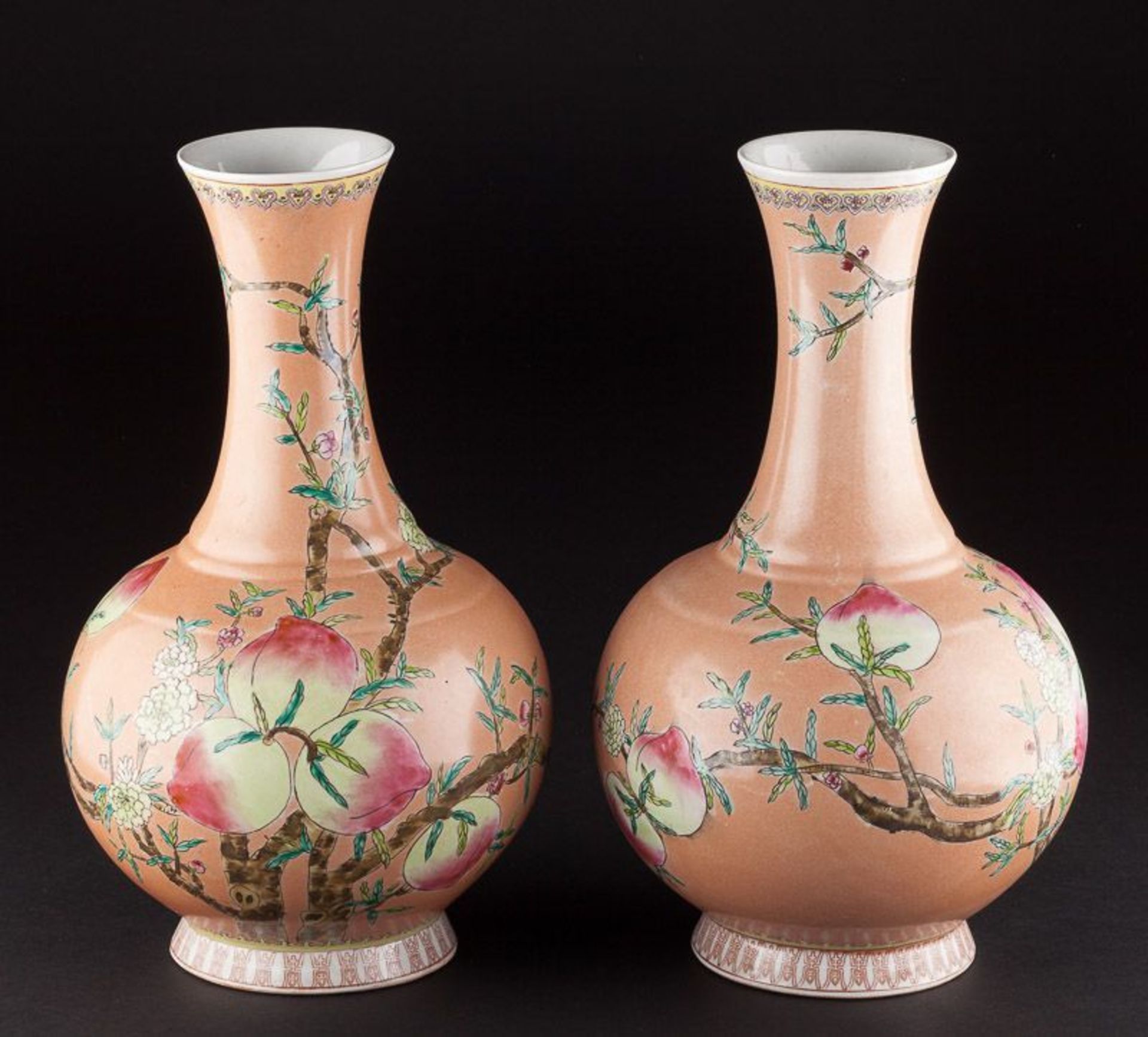 Paar asiatische Vasen - A Pair Asian Vases  farbig glasiert, mit umlaufendem Granatapfel-Dekor  je 6