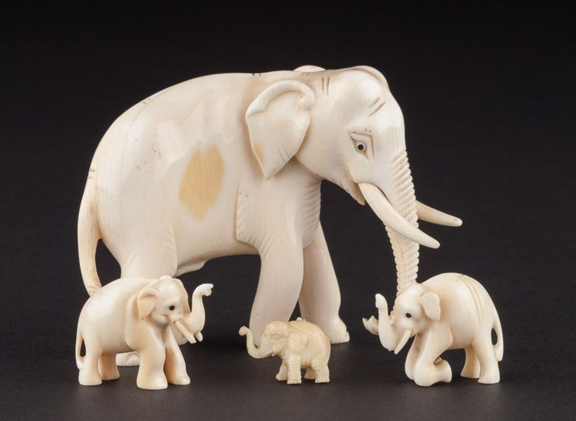 Konvolut Elfenbein-Elefanten - A Set of Works IVORY ELEPHANT'S  4 Stück, wohl Indien,