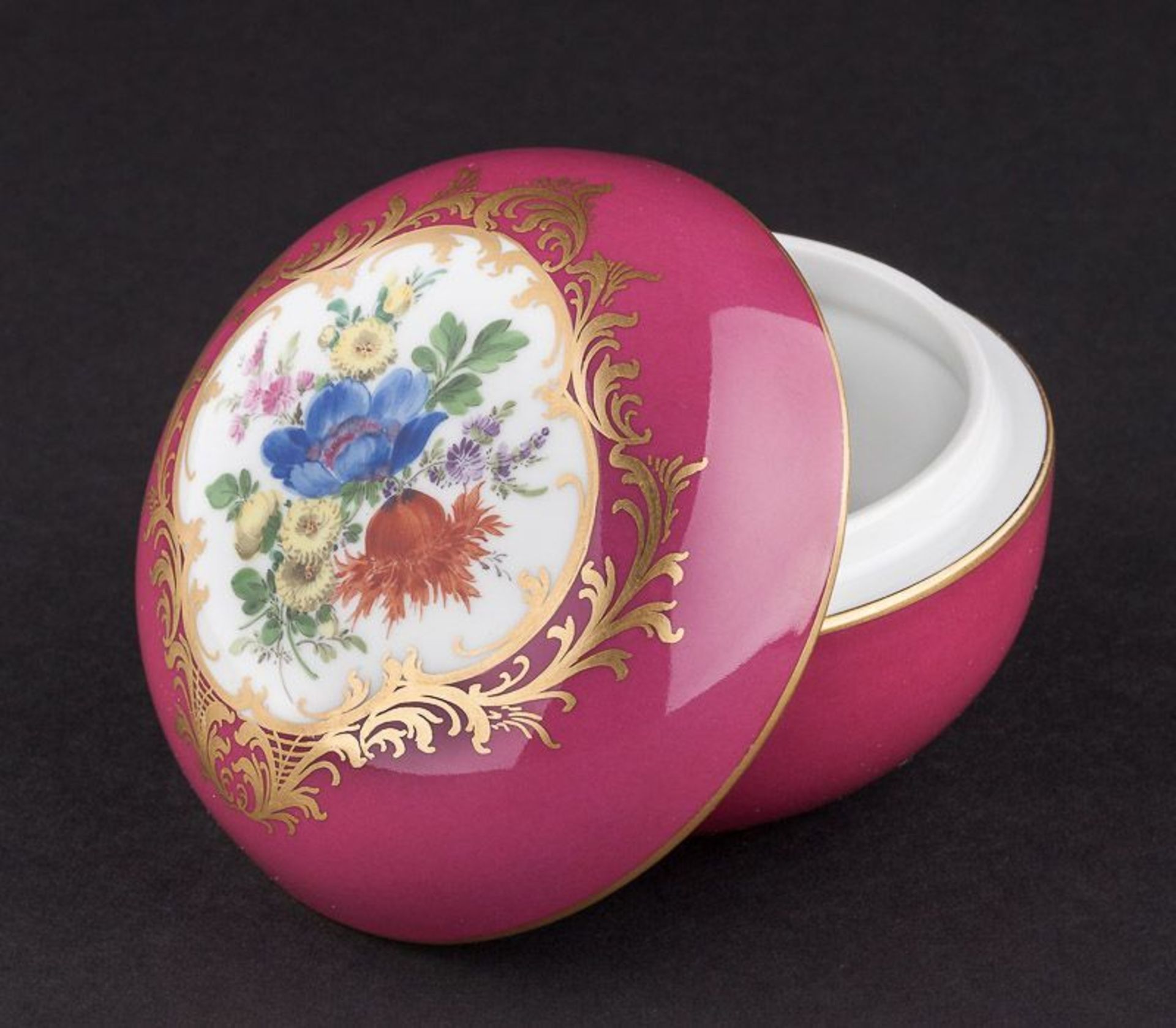 Deckeldose Meissen 20. Jhd. - Box Meissen 20th Century  weinrot, Deckel polychrom floral bemalt,