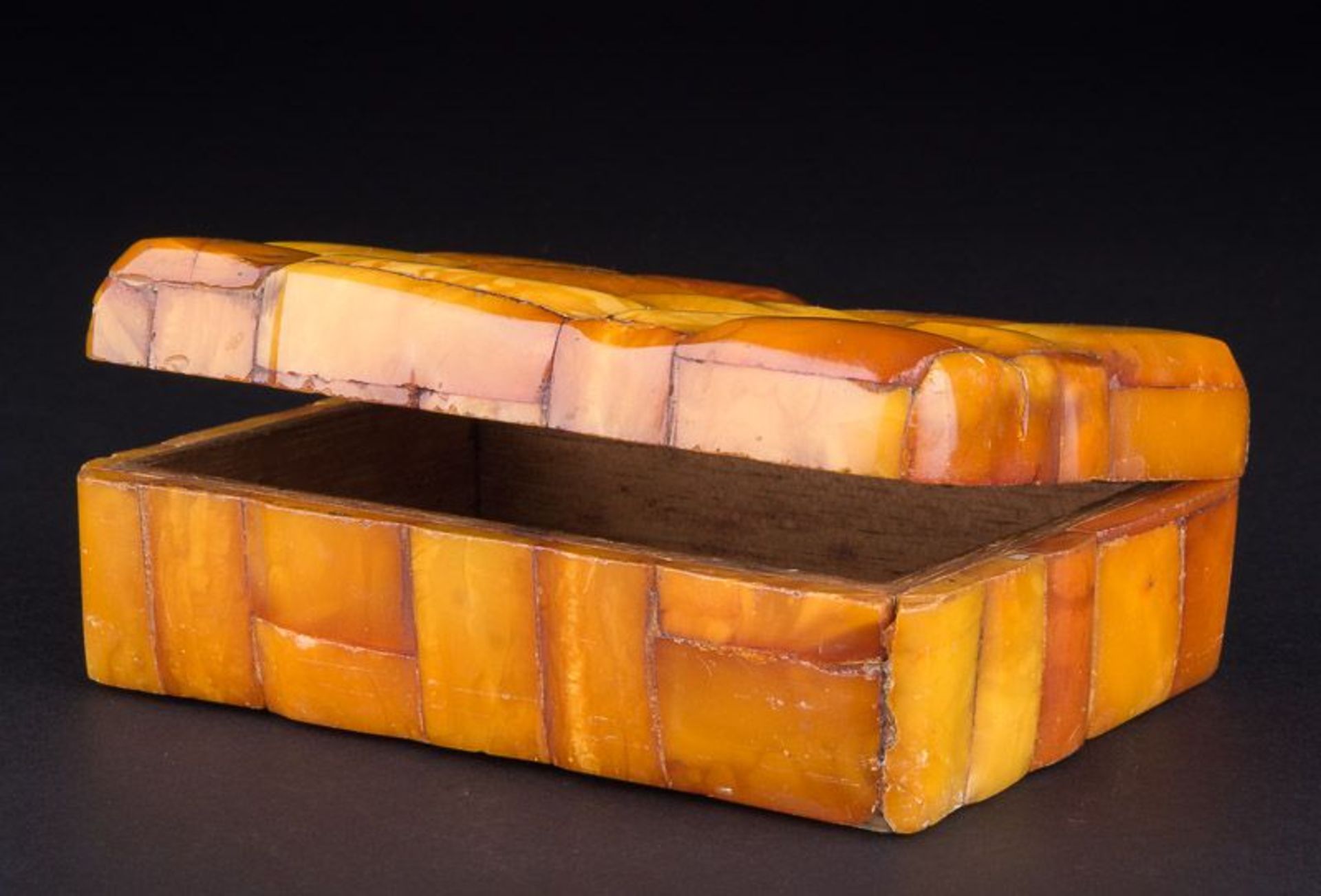 Bernstein Schatulle/ Amber casket, antique Art Deco  butterscotch, poliert, Gewicht 312 g., 10 cm
