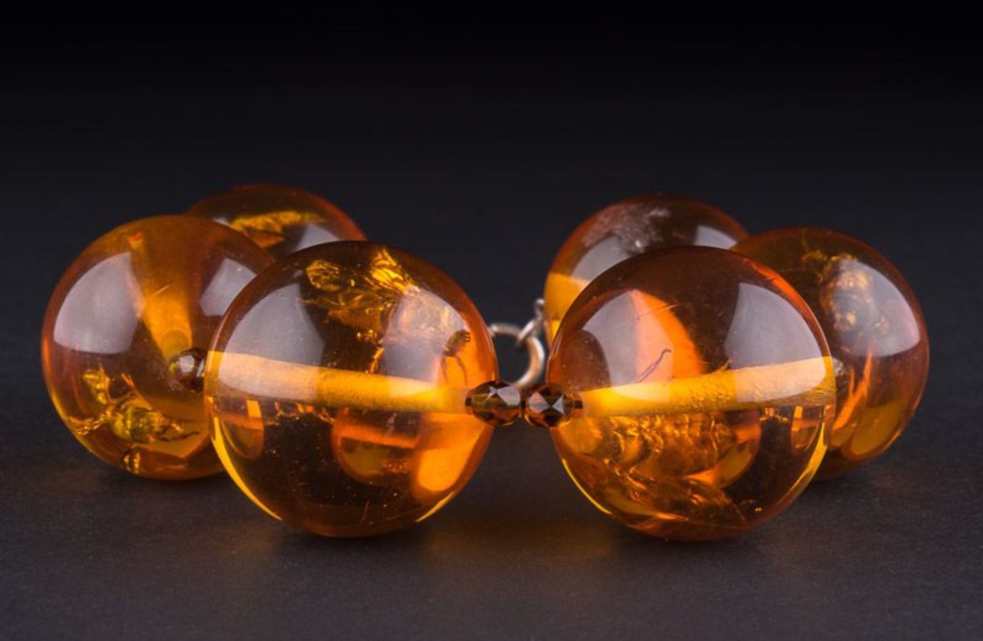 Bernstein Armband/ Amber bracelet, antique um 1930  gepreßt, honigfarben mit Inklusen(Bienen),