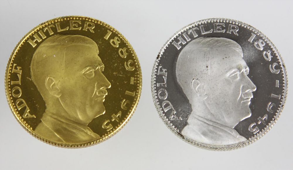 2 Ehrenmedaillen *Adolf Hitler*  gold- u. silberfarbene Medaille mit dem Portrait von Adolf Hitler