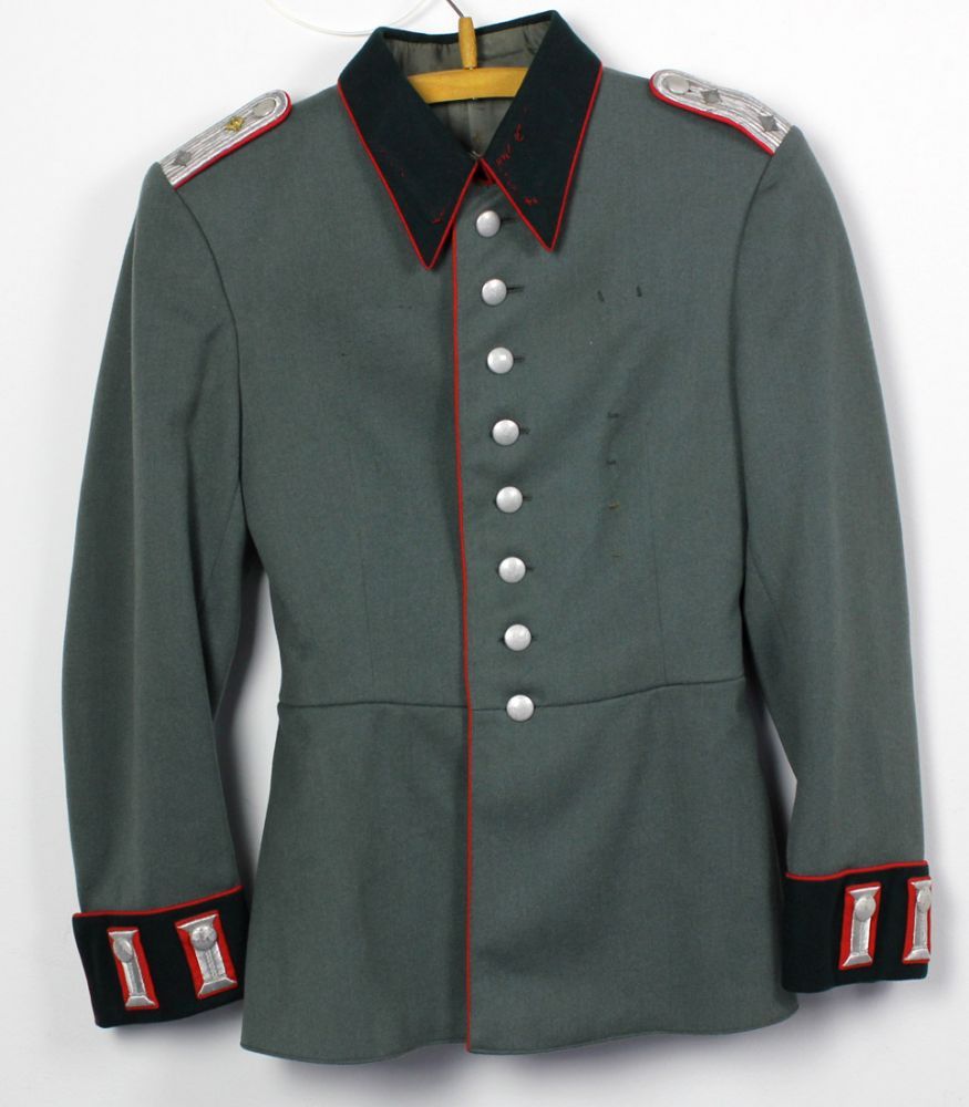 Uniformrock Hauptmann der Artillerie 1939  Uniformrock aus feldgrauem Tuch, mit dunkelgrünem rot