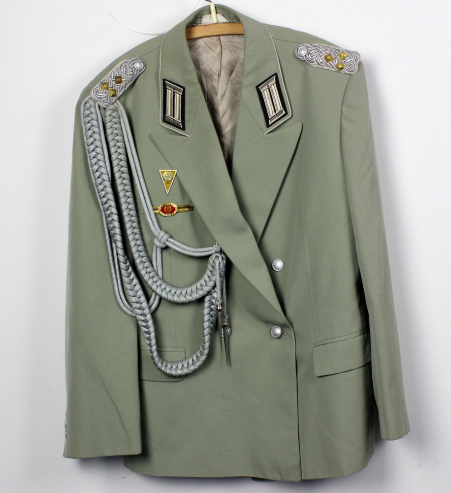 Uniformrock Obers der Landstreitkräfte NVA  Uniformrock aus hellgrünem Tuch, mit Effekten,