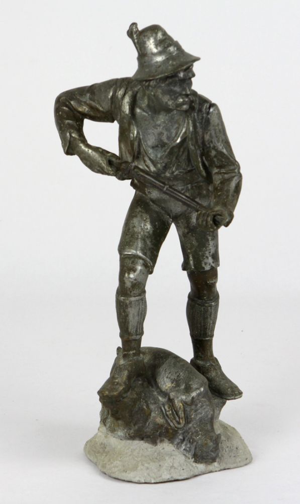 Jägerfigur  Metallguß, Ausformung eines Jägers mit erlegtem Wild, aus Felsplinthe u. Steinsockel