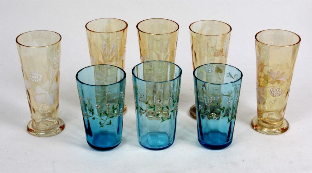 Posten bemalte Gläser um 1890  bernsteinfarbenes u. blaues durchscheinendes Glas optisch
