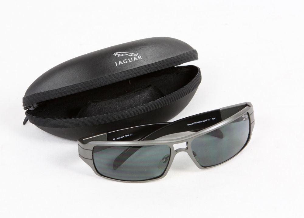 Sonnenbrille *Jaguar*  Sonnenbrille mit anthrazitfarben Gestell u. schwarzen Bügeln gearbeitet,