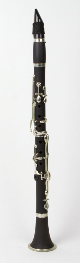 B Klarinette  mehrteilige Fertigung aus Holz mit 12 Klappen ausgeführt, M;undstück bez. *Solist*,