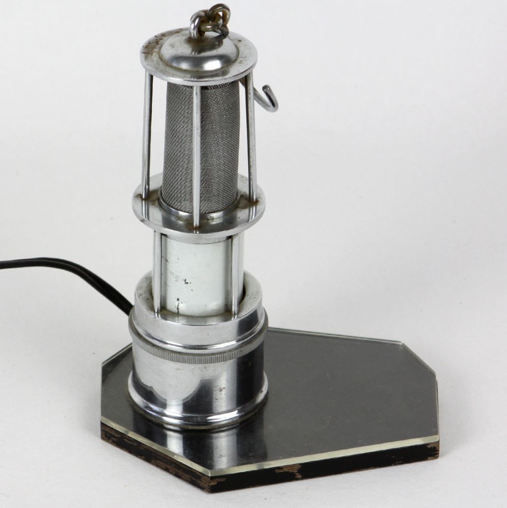 Tischlampe mit Grubenlampe  Miniatur Grubenlampe auf mehrpassig geecktem Sockel, ca. 15 x 11 cm,