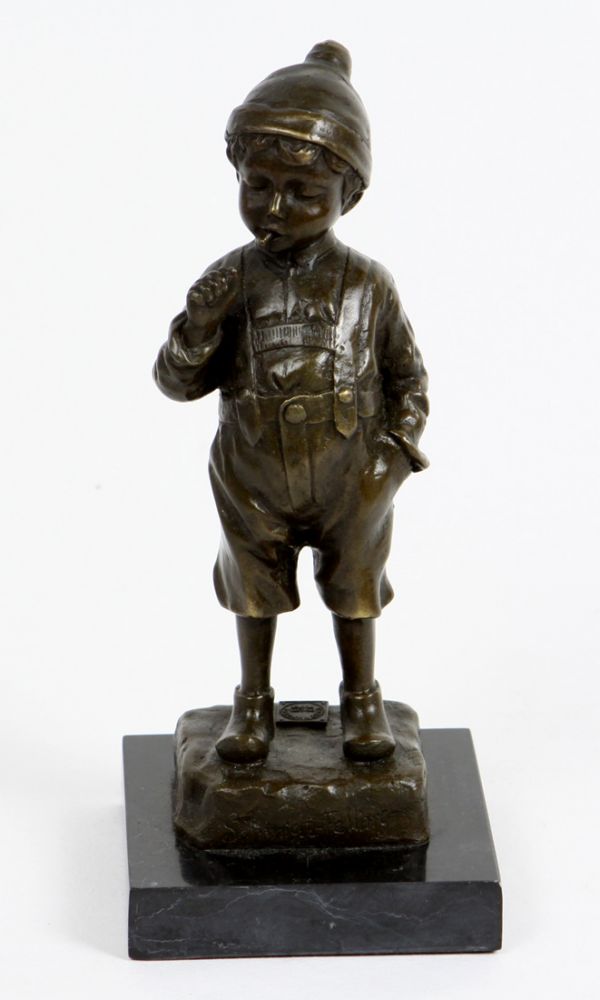 Knabenfigur  Bronzeguß nach Schmidt-Felling, rauchender Knabe mit der einen Hand in der