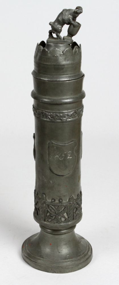 Ehrenpokal 1827/52  Zinn ungemarkt, hohe schlanke zylindrische Form auf zentral hochgezogenem