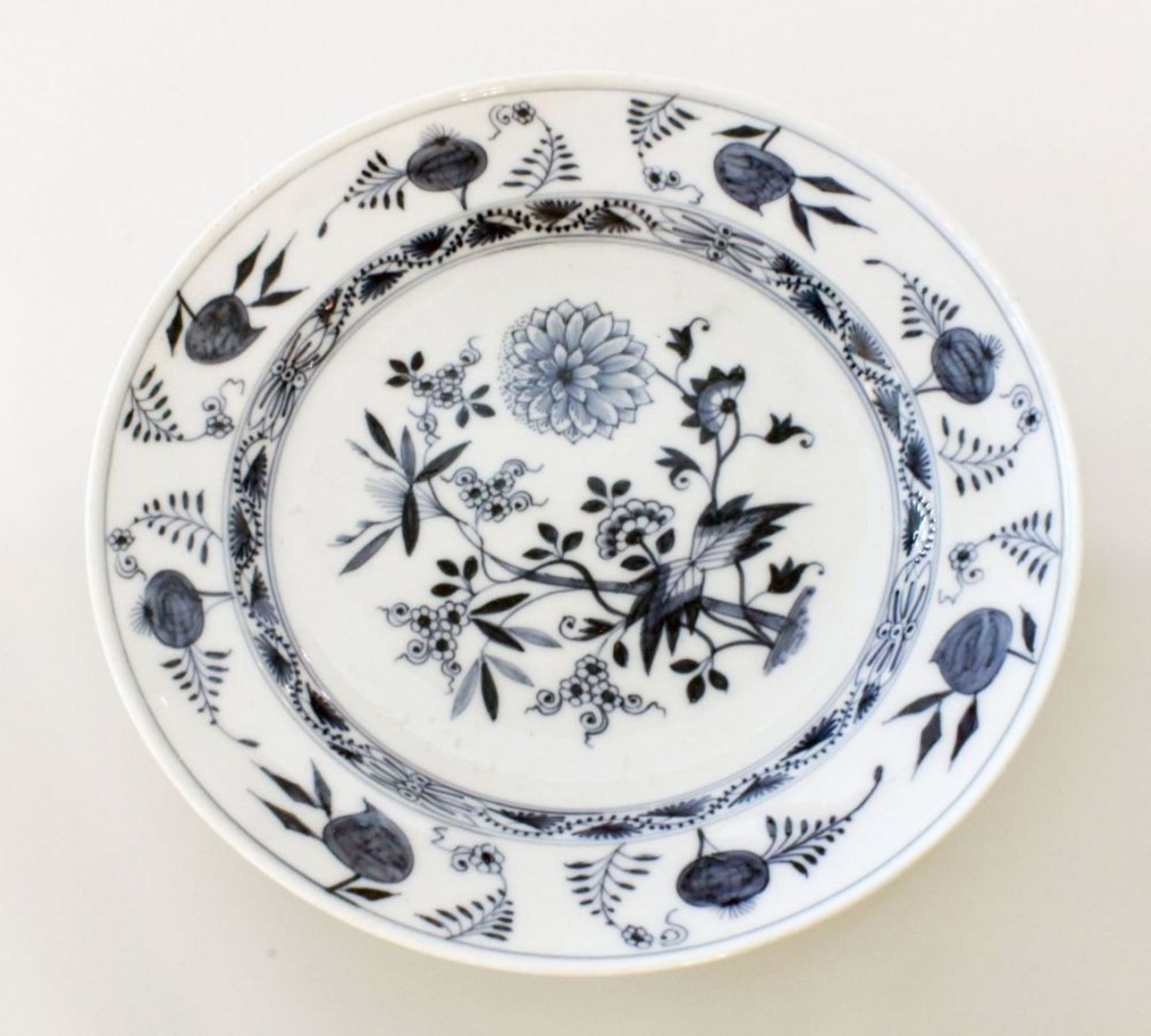 Meissen Teller "Zwiebelmuster" 1774 - 1817  Teller mit glattem Rand, sehr guter Zustand, Ø 24 cm.