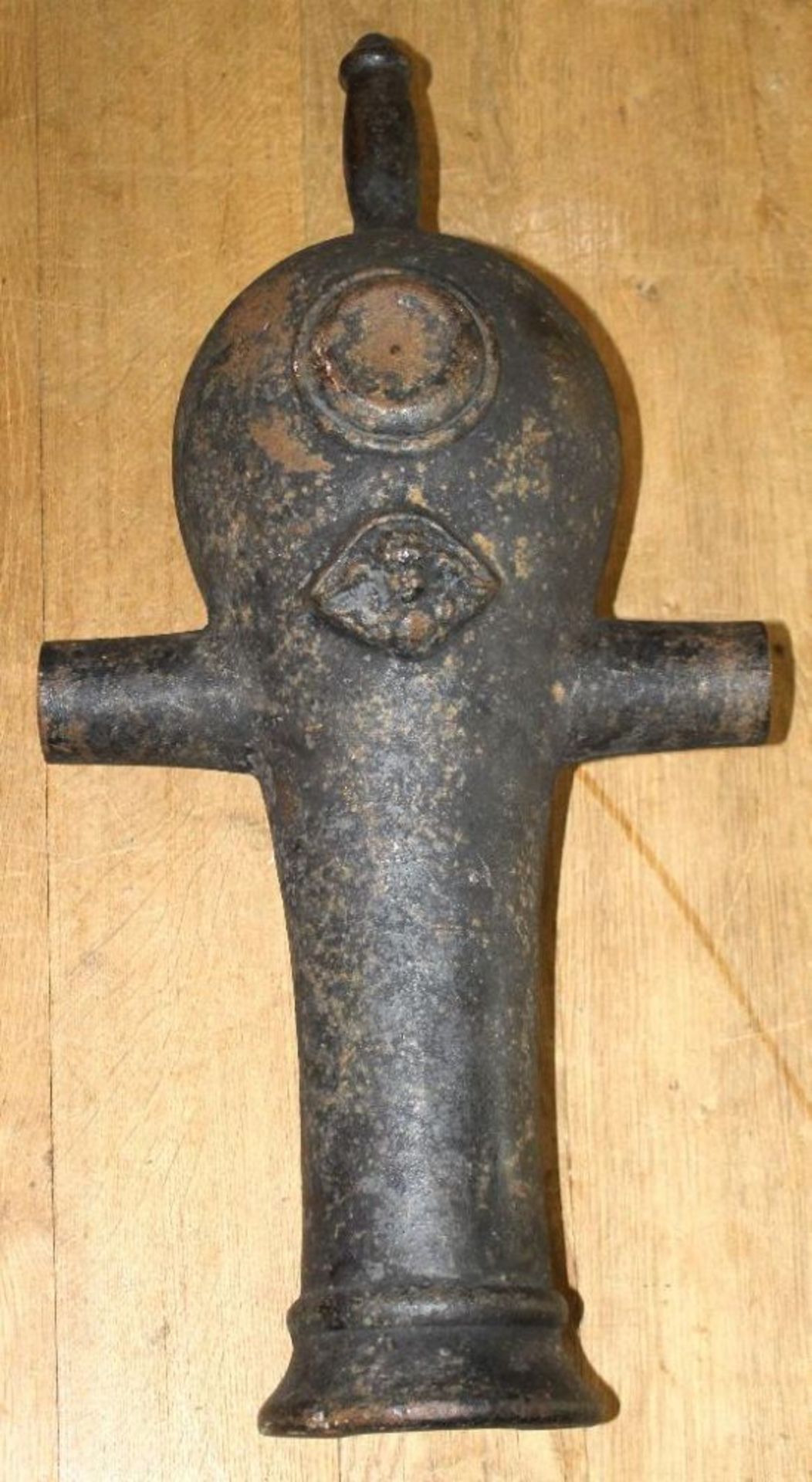 Historische Kanone um 1500  Kal. 80 mm, mit rautenförmiger Gießermarke eines Engelkopfes,