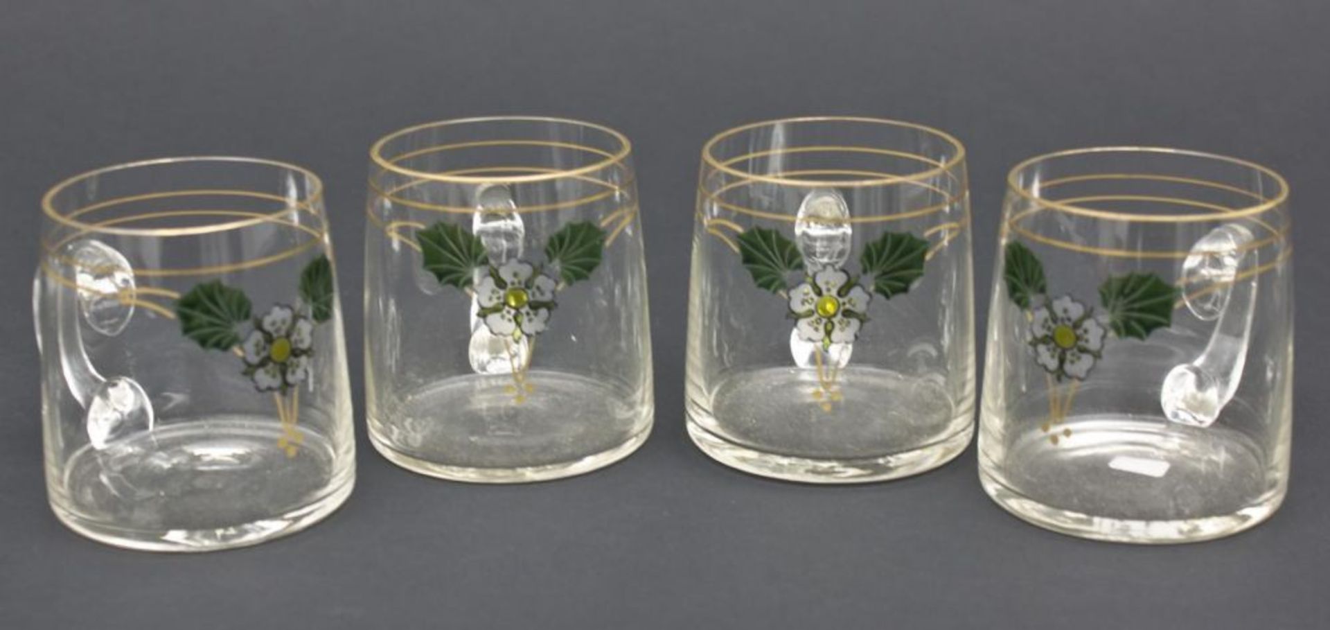 4 Jugendstil-Punschgläser, wohl Theresienthal, um 1900  Henkelbecher aus farblosem Glas, mit