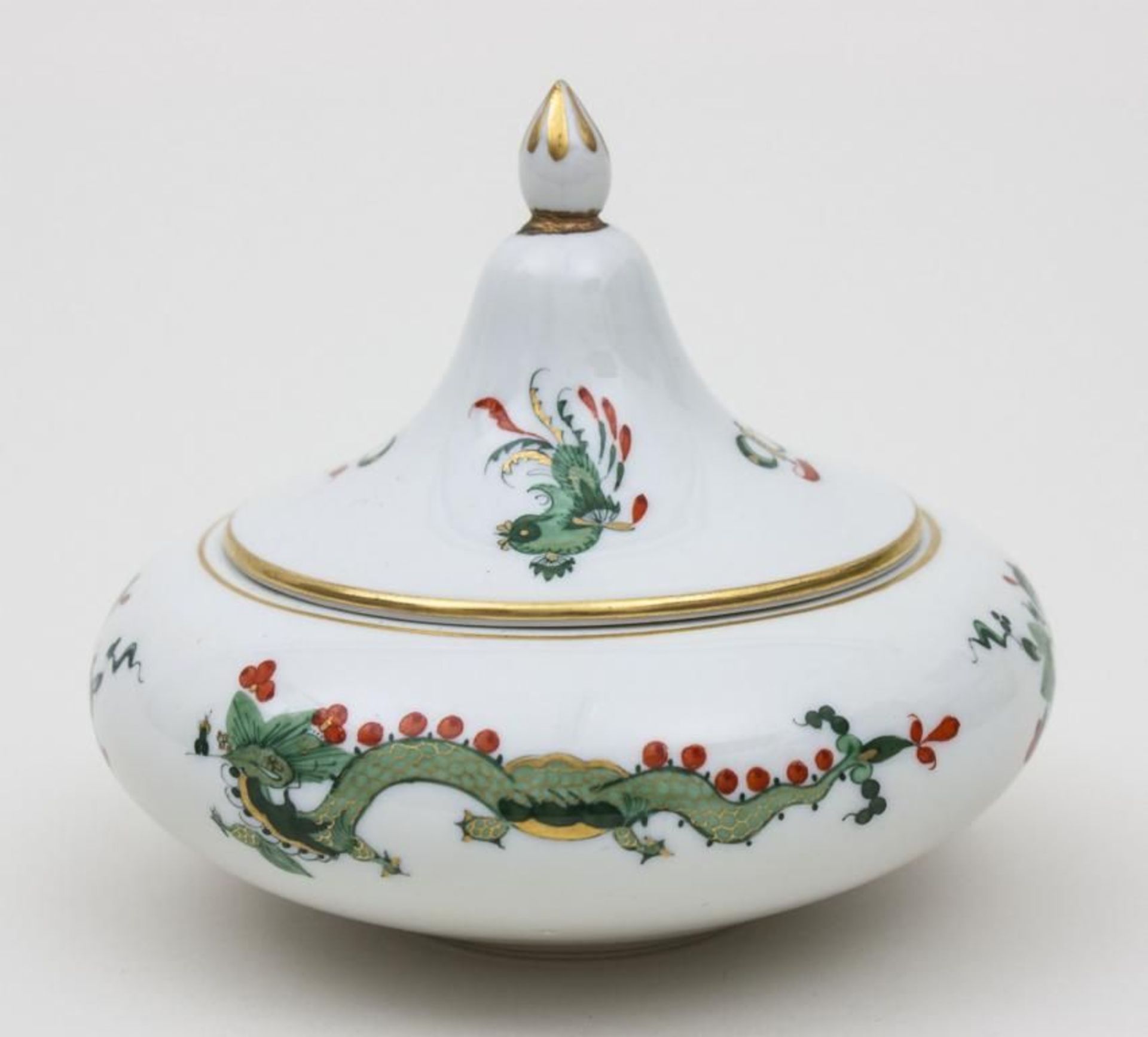 Deckeldose Dekor 'Grüner Drache', Meissen, Pfeifferzeit 1924-1934  runder gedrückter Korpus mit