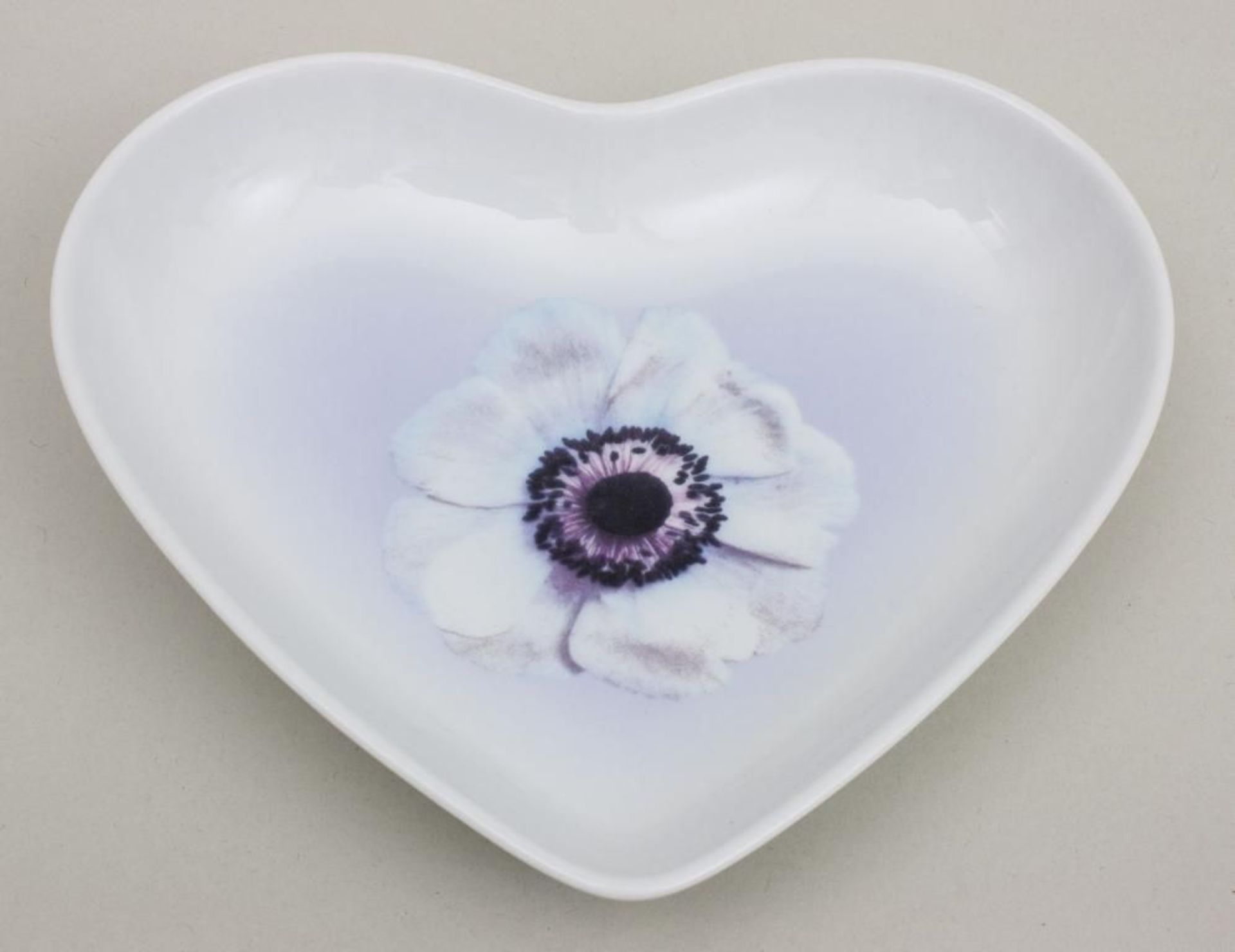 Herzschale mit Anemone, Rosenthal, Selb, Mitte 20. Jh.  herzförmige Schale mit leicht