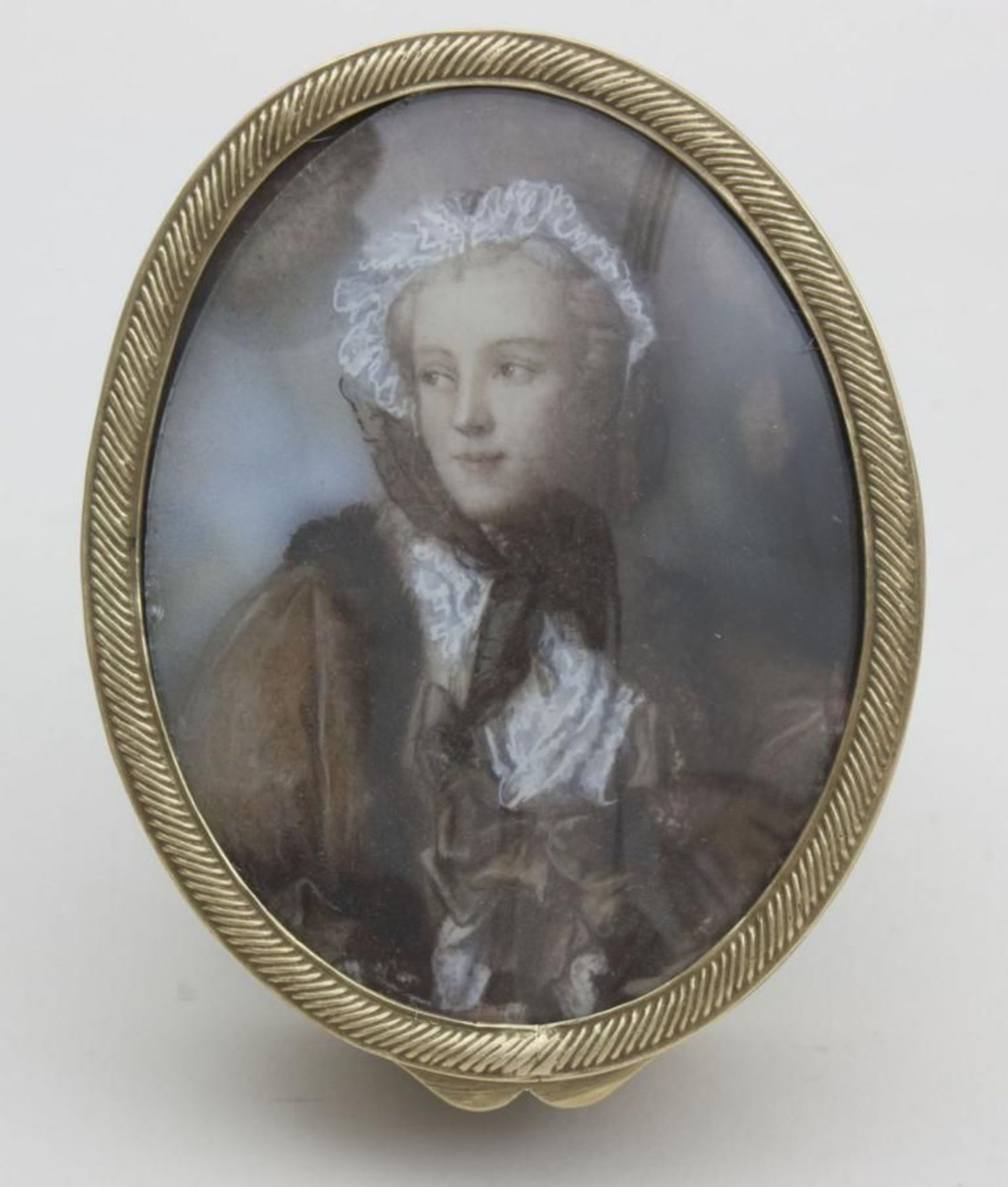 Dose mit Miniaturporträt der Maria Leszczynska, 19. Jh.  ovale Bronzedose mit umlaufendem