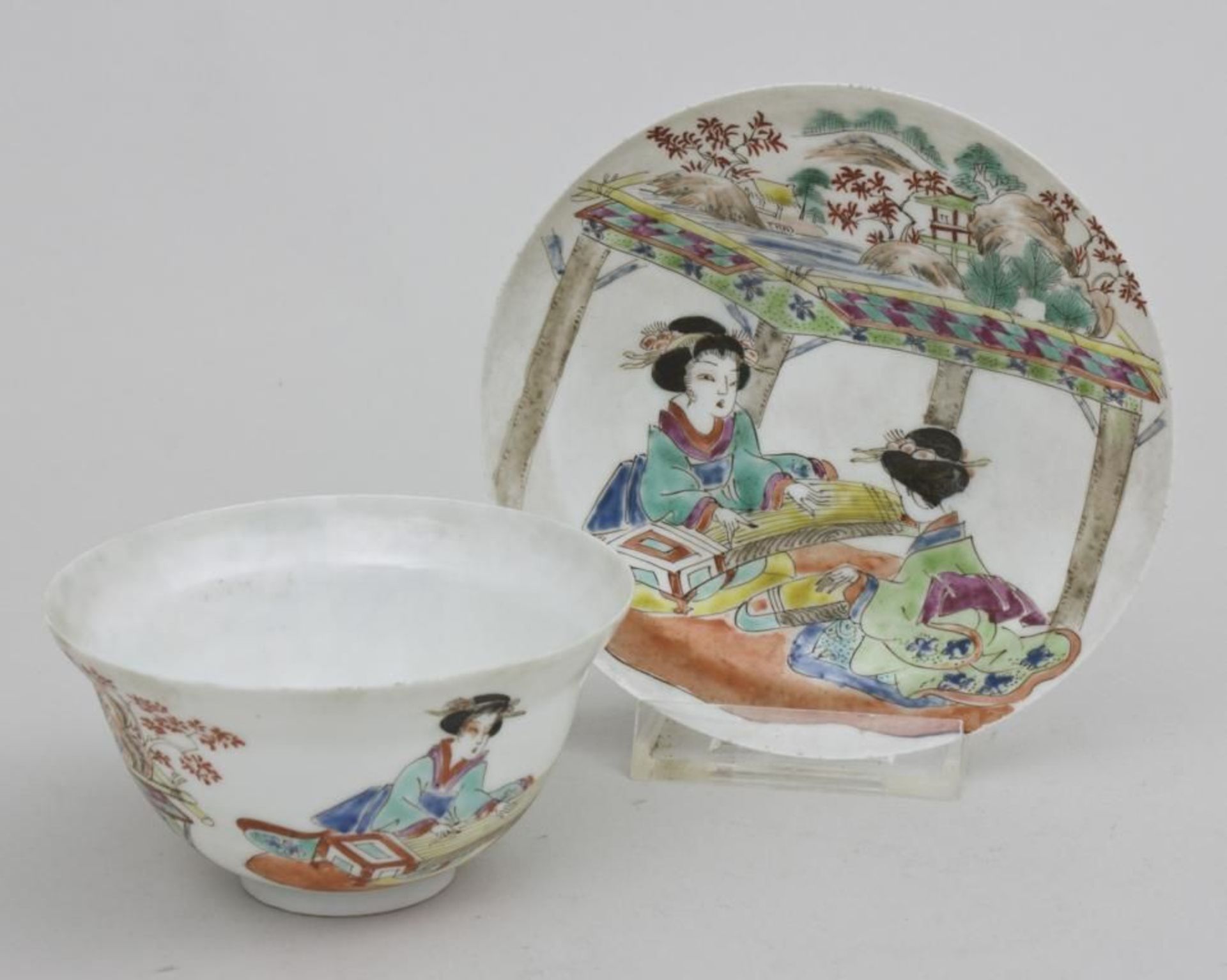 Teeschale mit Unterschale, Japan, Anfang 20. Jh.  Teeschale mit ausladendem Rand, Unterschale leicht