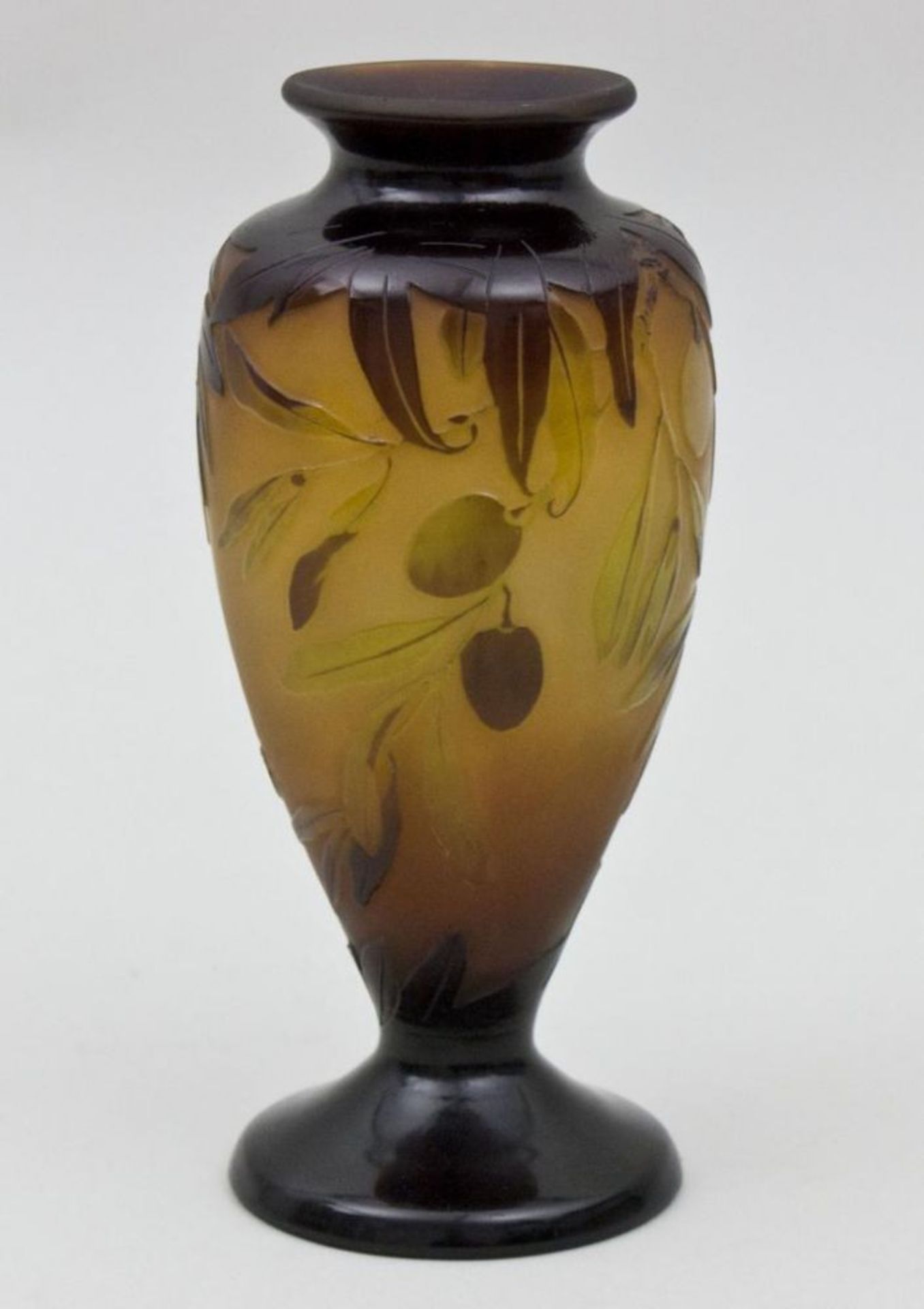 Vase mit Oliven, Emile Gallé, Ecole de Nancy, um 1910  auf rundem Standfuß balusterförmige Vase