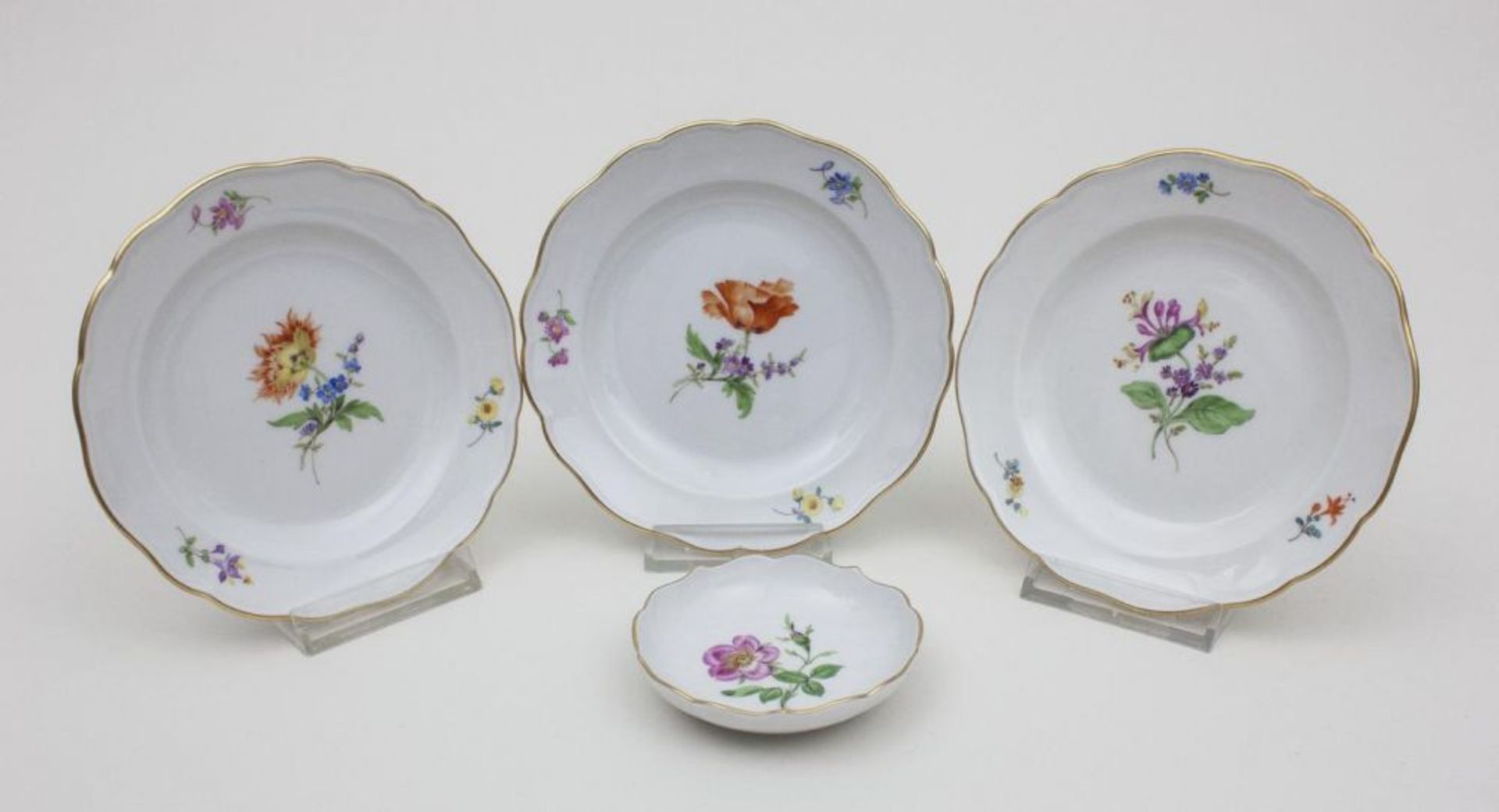 Lot 3 Gebäckteller + 1 Butterschälchen, Meissen, 1960er Jahre  kleine runde Gebäckteller mit