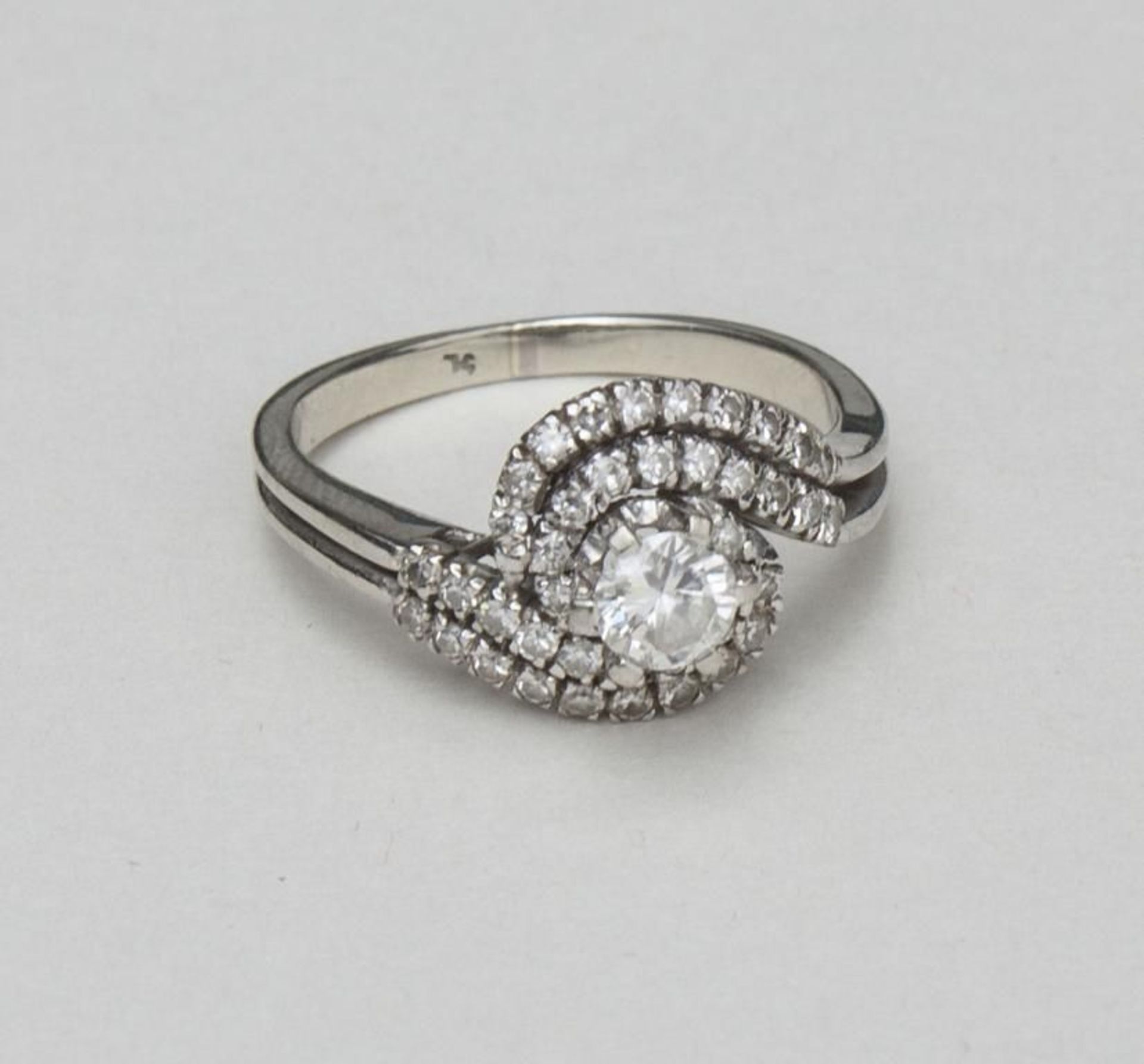Weißgold-Ring mit Diamantbesatz  zweireihige Wellenform mit 40 kl. Diamanten besetzt, mittig mit