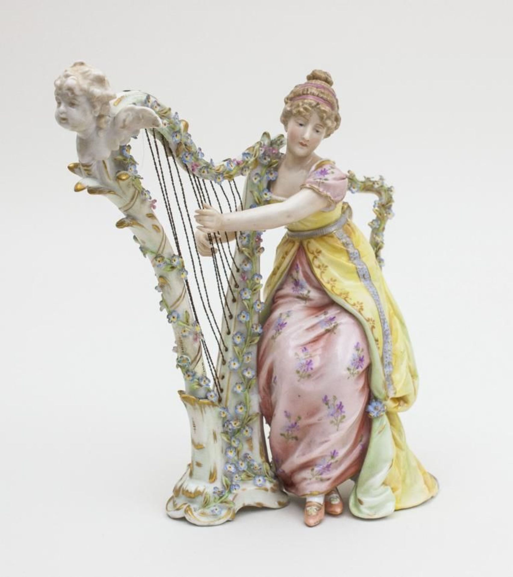 Harfenspielerin, deutsch, wohl Thüringen, 1. Hälfte 20. Jh.  auf einem mit Blüten verziertem Stuhl