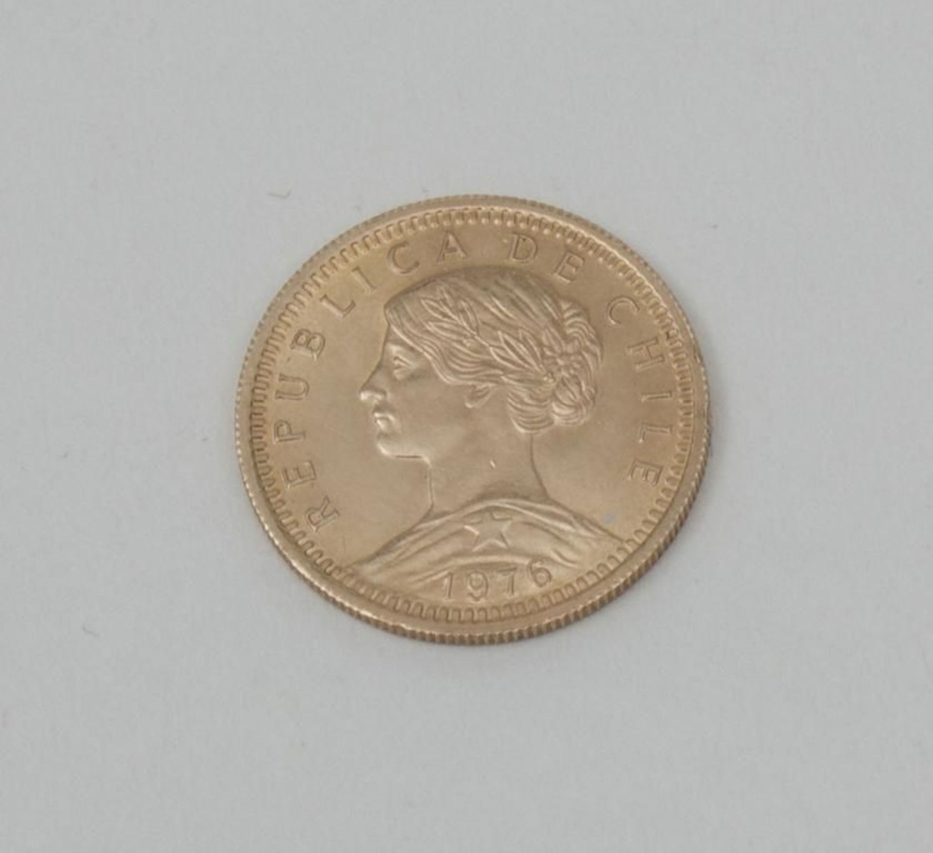 Goldmünze 20 Pesos, Chile, 1976  Avers Engel der Freiheit mit Umschrift 'Republica de Chile 1976',