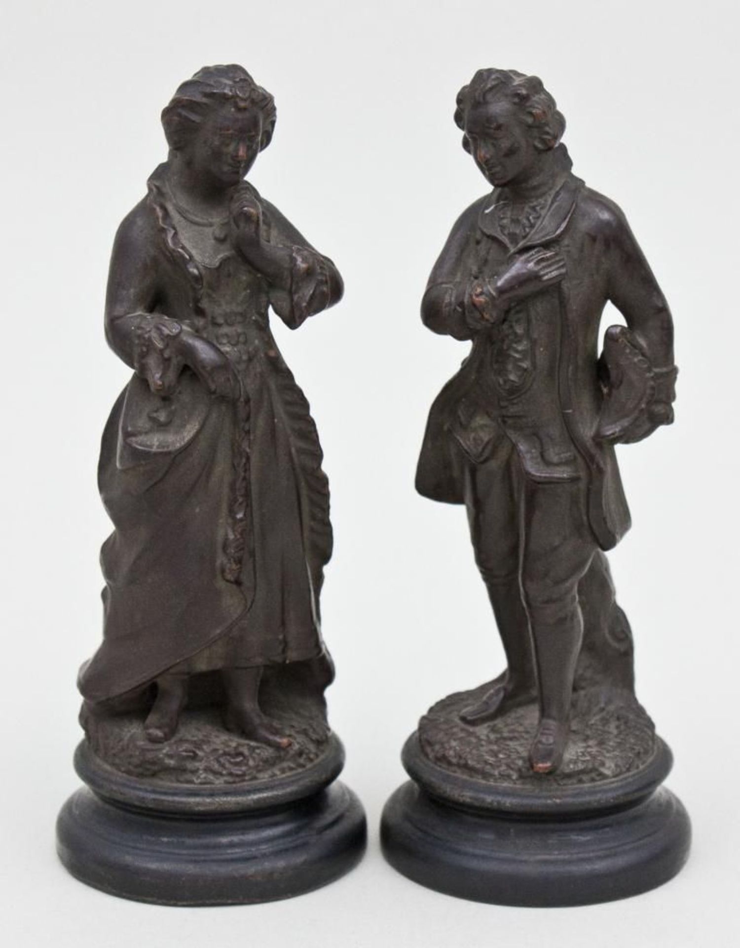 Paar Terrakotta-Figuren 'Galanter Herr' u. 'Galante Dame', Mitte 19. Jh.  auf rundem Sockel feine