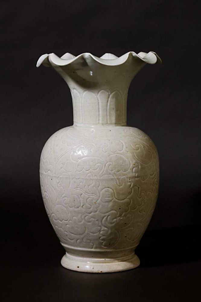Vase vom Typ Zhun.  Eiförmiger Korpus. Enger Hals mit achtfach gewelltem und gekniffenem Rand.