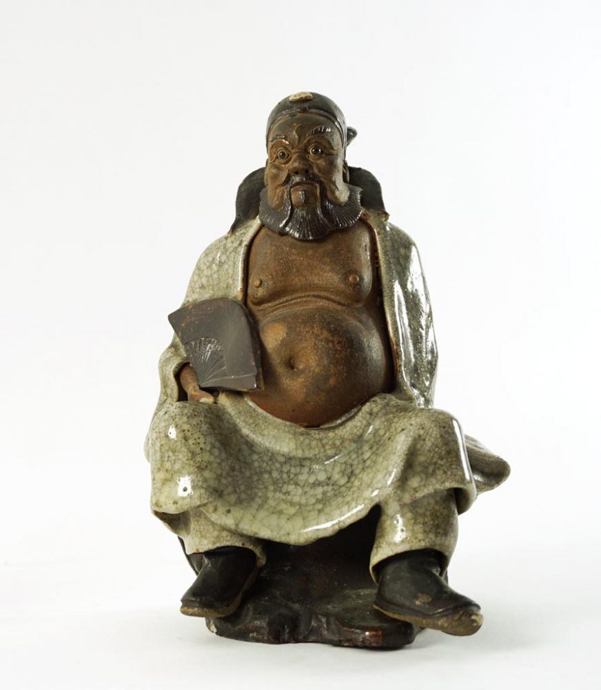 Sitzender Kriegsherr  mit Fächer. Steinzeug mit Teilglasur. Formosa, um 1920. H 20,5 cm