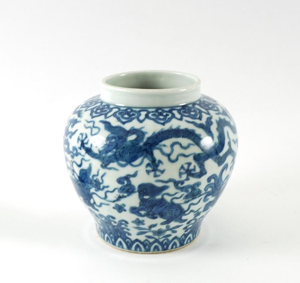 Kleine bauchige Vase  mit kurzem Hals. Unterglasurblaue Bemalung: Drachen, Shishis, Tempellöwen,
