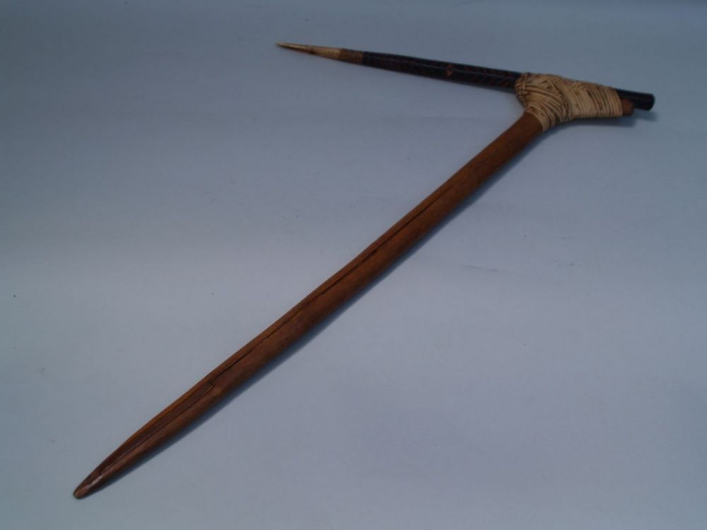 Hatchet - New Guinea,  wood with bone, approximately 75cm L.    Starting price: 20    Holzbeil - Neu