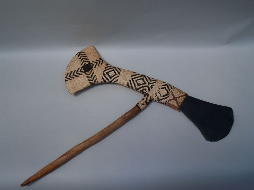 Stone ax - Mount Hagen Papua New Guinea, ceremonial ax with two-color Bastwicklung, approximately