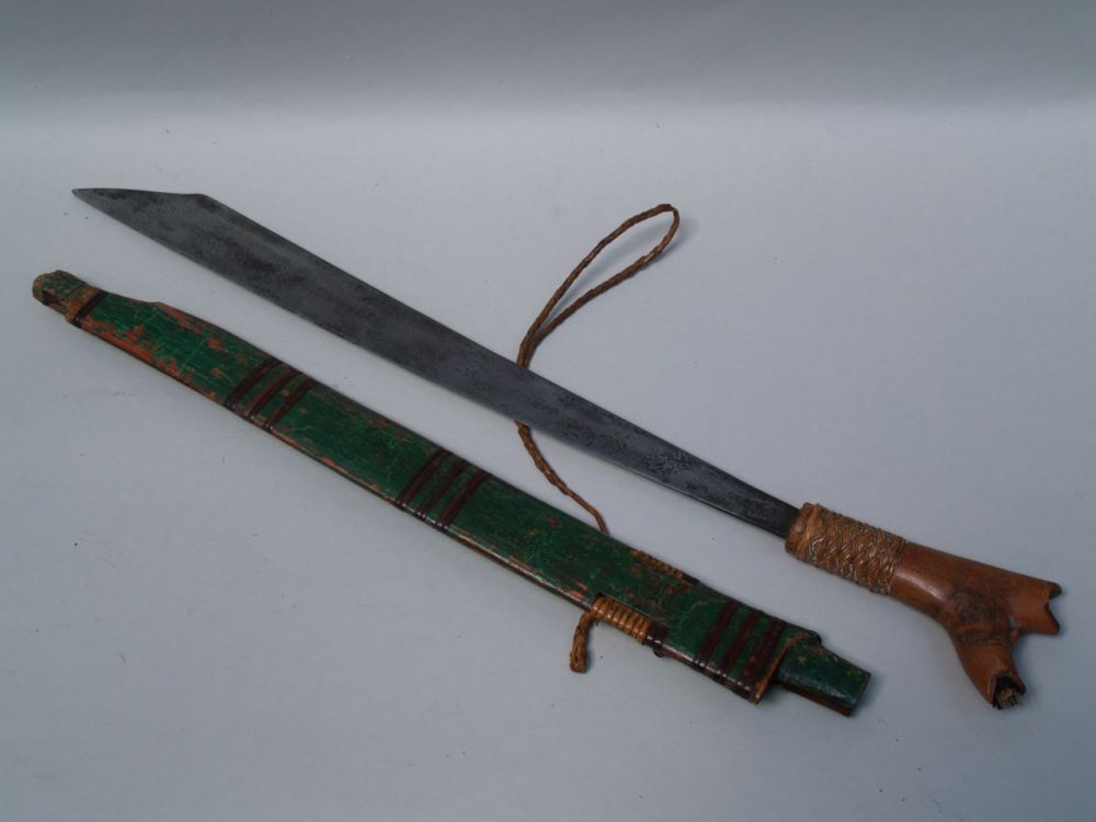 Head Hunter Sword - parang ihlang weapon of Dyak Borneo, heavy blade with convex-kankavem cross