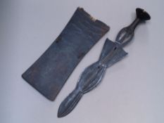 Beater blade with pocket - Ngombe Congo, forged iron and engraved, leather case with wood inlay,