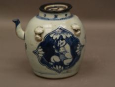 Teekanne - China oder Tibet,19.Jh.,runder Stand, bauchiger Korpus mit eingezogenem Hals,gebogter