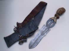 Beat sword with belt - Congo, Ngombe Doko, iron with engraving, Fetish handle with animal skin,