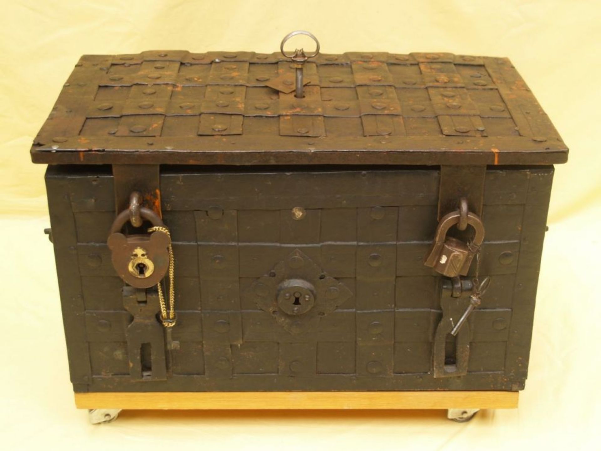 War chest - 15./16.Jhdt, forged iron bands, the lid lock with 13 tumblers, key, plus two old