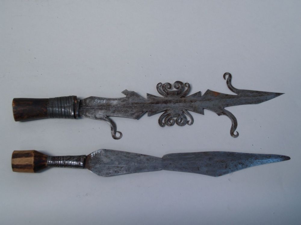 2 spearheads - Africa, with the rest of the rod, about 34-35cm L.    Starting price: 20    2