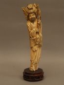 Figure of a fisherman - China around 1900, carved ivory, with wooden base 32cm H. Weight 764gr.