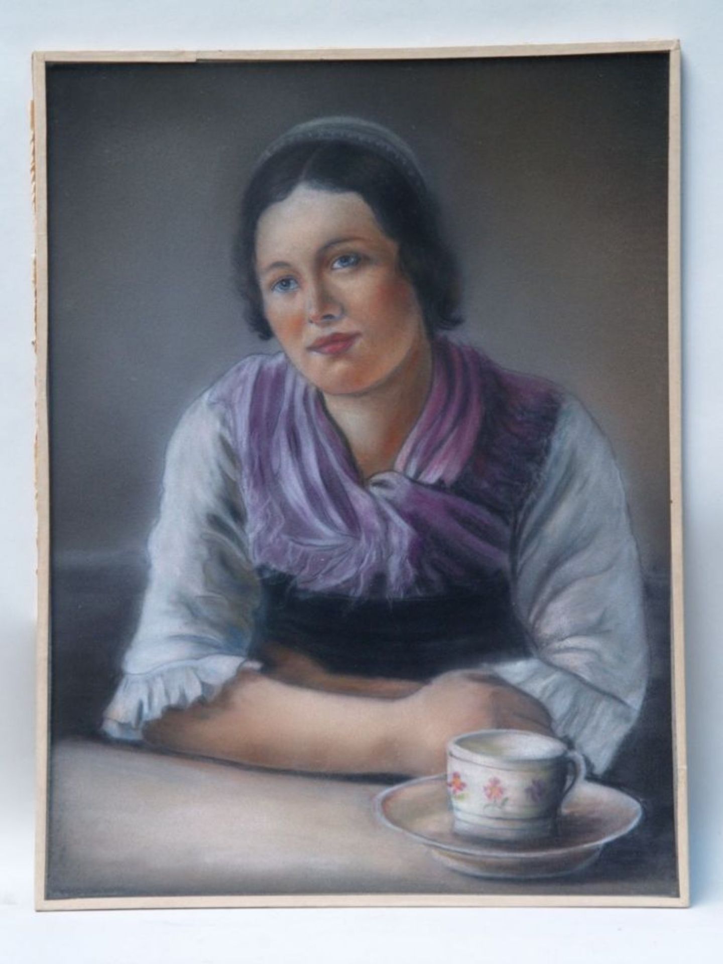 Anonym - Junge Frau am Tisch mit Tasse, Pastell, ca. 35x26cm, unter Glas montiert    Aufrufpreis: