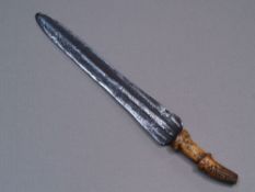 Blade with bone handle - Mangbutu Congo, 42 cm L.    Starting price: 10    Klinge mit Beingriff -