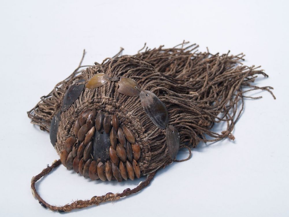 Ceremonial hat - Lega Congo, raffia braided and mussel set, about 18cm D.    Starting price: 40