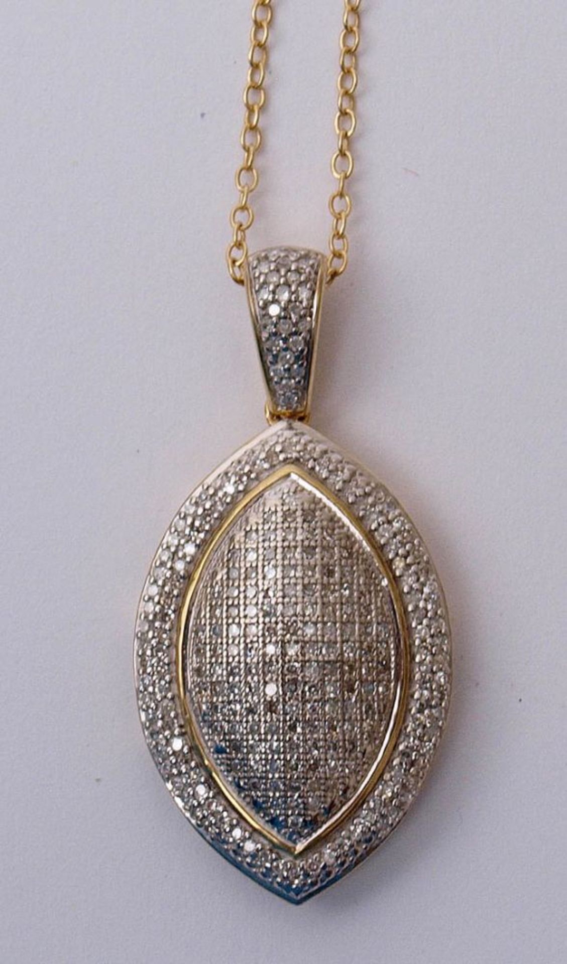 Anhänger Silber 925, vergoldet. Spitzovale Form, besetzt mit zahlreichen synthetischen Diamanten.