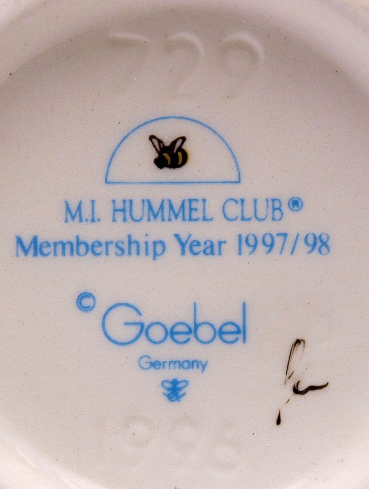 Zwei Hummel-Figuren, Goebel "Muß noch gießen", Modellnr.729 aus dem Jahr 1996. H.9,5cm. Dazu "Der - Bild 3 aus 3